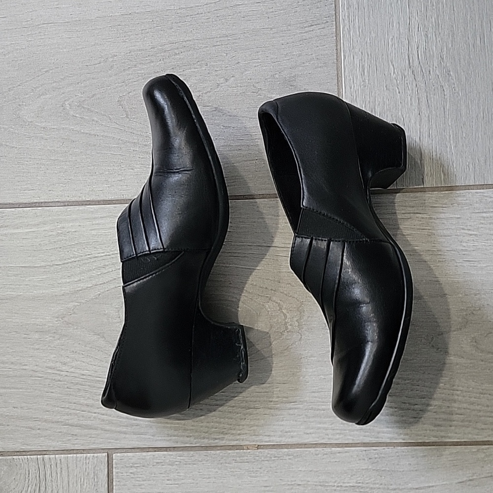 Clarks Everyday Active Air Heels, Size 8 Wide - Picture 3 of 6